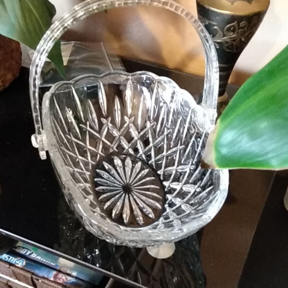 Vintage clear glass basket with lucite handle - Picture 5 of 7